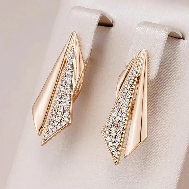 Elegant zirconium earrings in gold