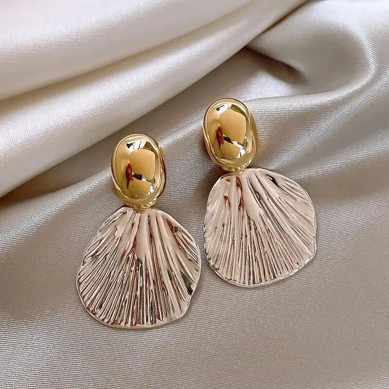 Elegant Shell Earrings in Gold