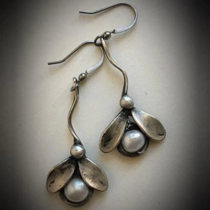Vintage silver earrings with leaves and pearls
