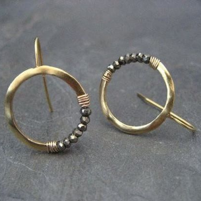 Golden earrings with black pearls